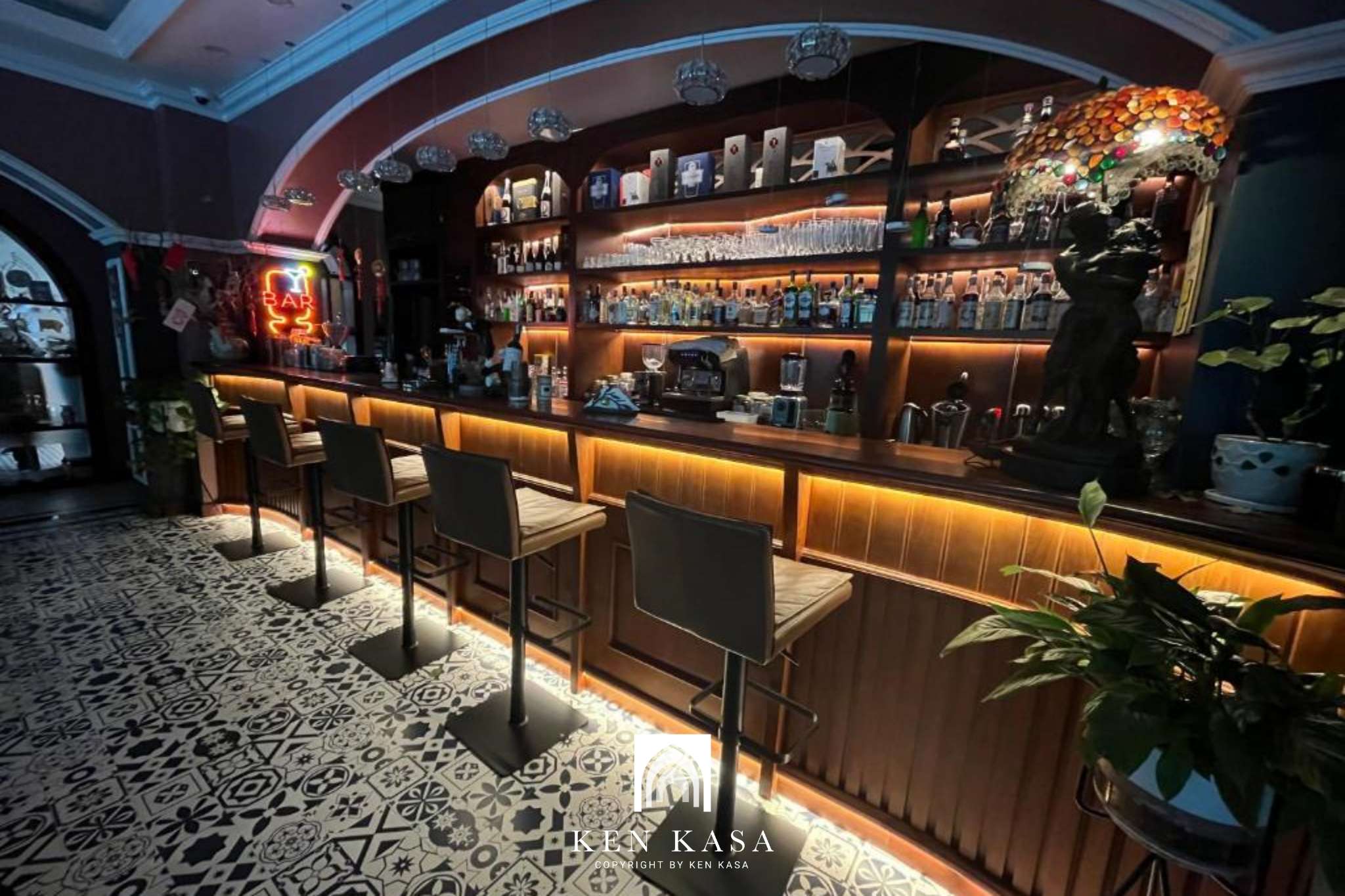 Quầy bar chính của Paris Of Dragon Bay Hotel